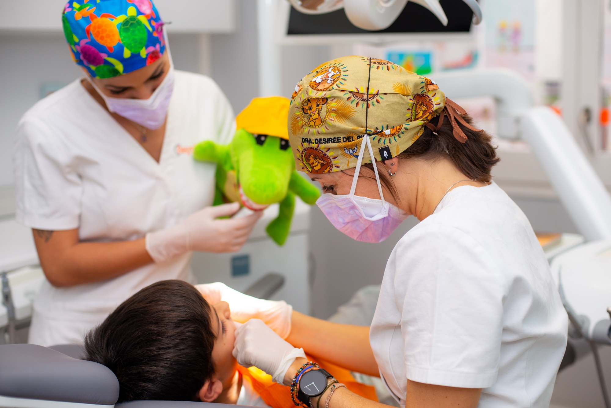 niños se cepillen los dientes
